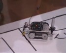 Robot examinándose en un terreno usado